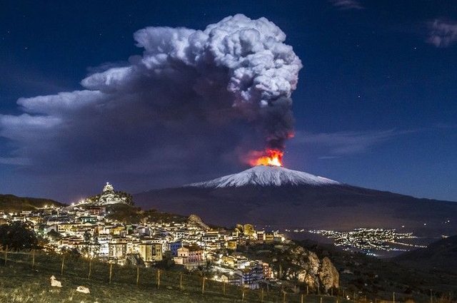 Etna shpërthen sërish, hiri vullkanik ndalon fluturimet në Siçili