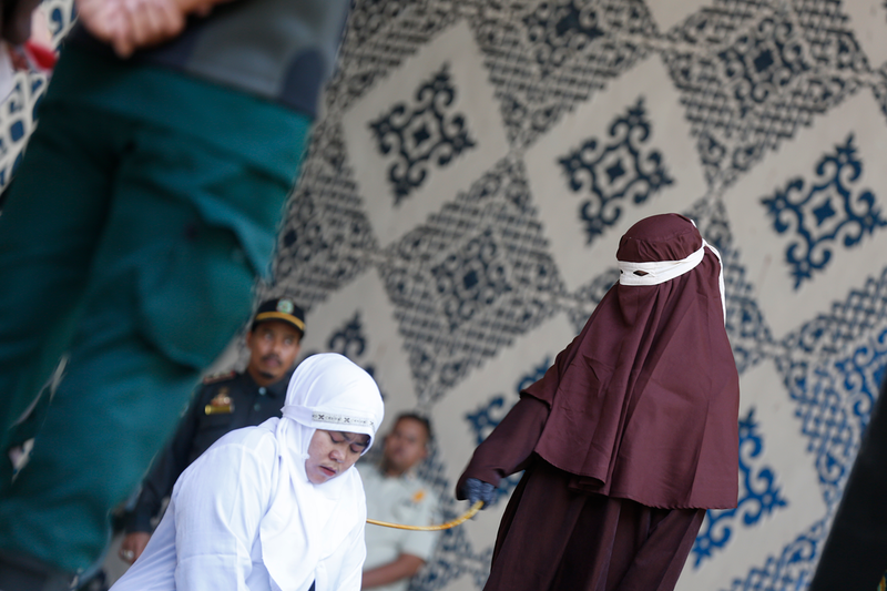 Çifti i ri në Aceh, Indonezi, u dënua me nga 21 goditje me kamzhik për puthjen në TikTok.