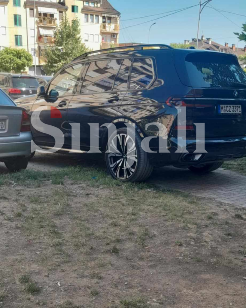 Mërgimtari bllokon trotuarin në Gjakovë, shqetësim për këmbësorët