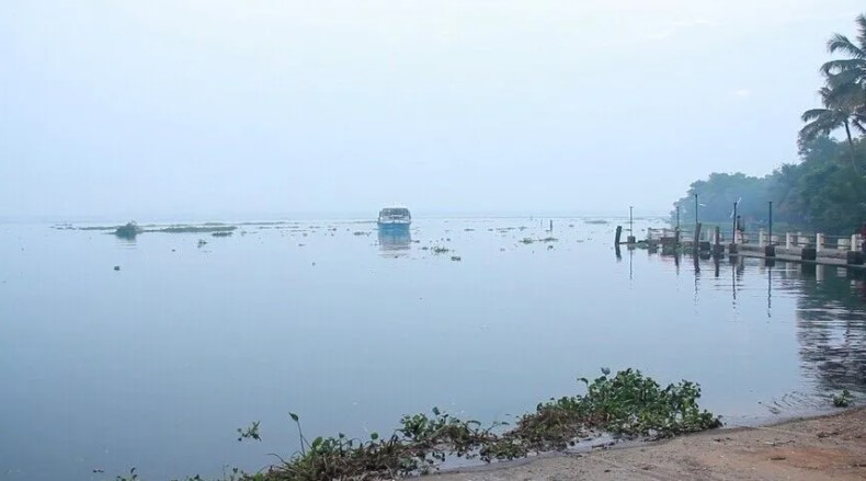 Pesë të mbijetuar pas fundosjes së anijes në Indonezi, kërkimet vazhdojnë