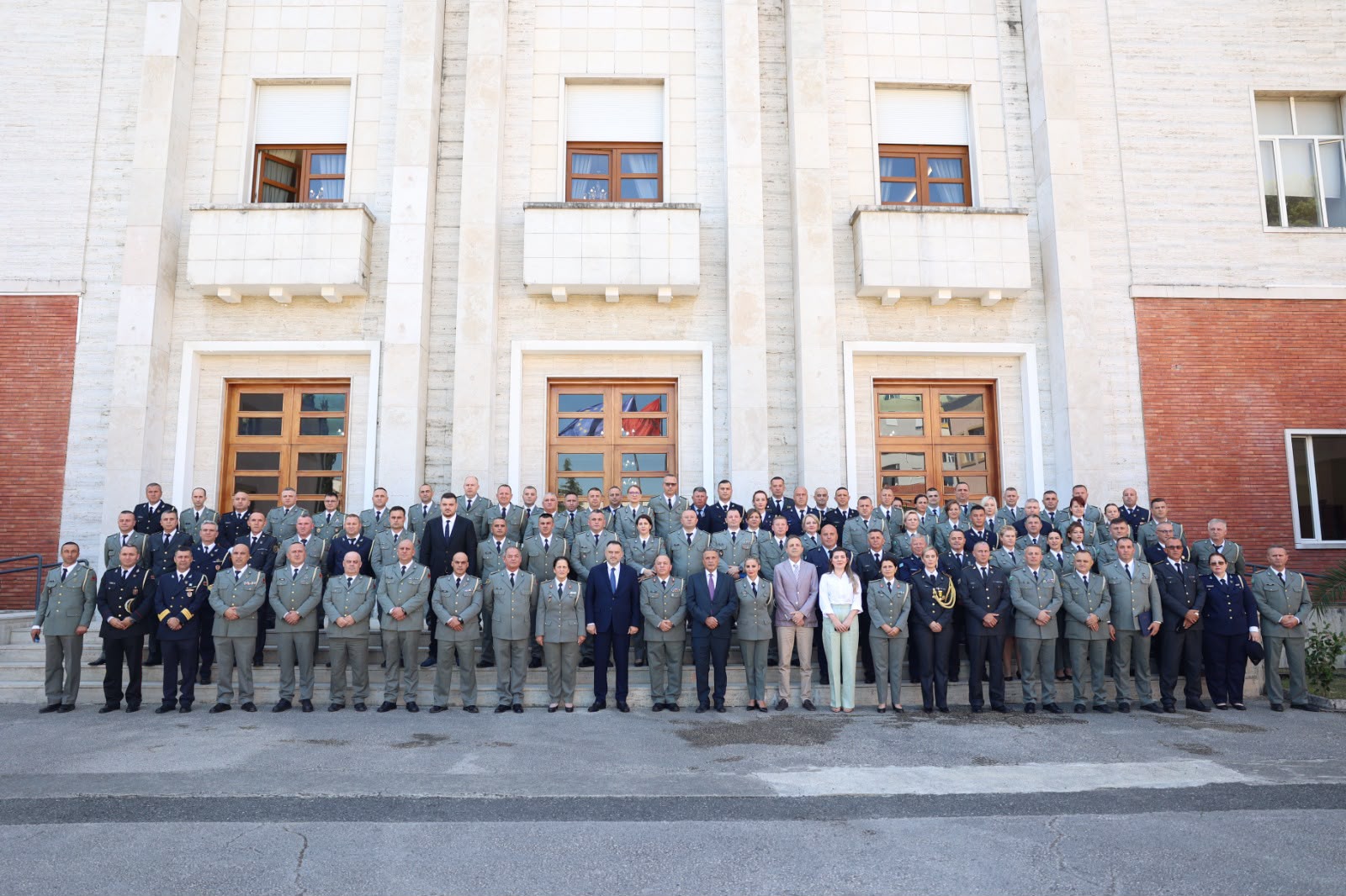 Diplomimi i 83 oficerëve nga Shqipëria dhe Kosova në Kolegjin e Mbrojtjes dhe Sigurisë