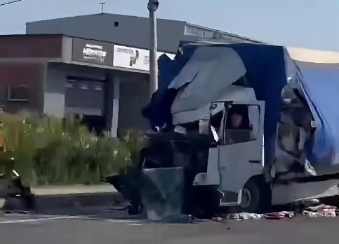 Përplasje e fortë mes dy kamionëve pranë Fushë Kosovës, pasojat ende të paqarta