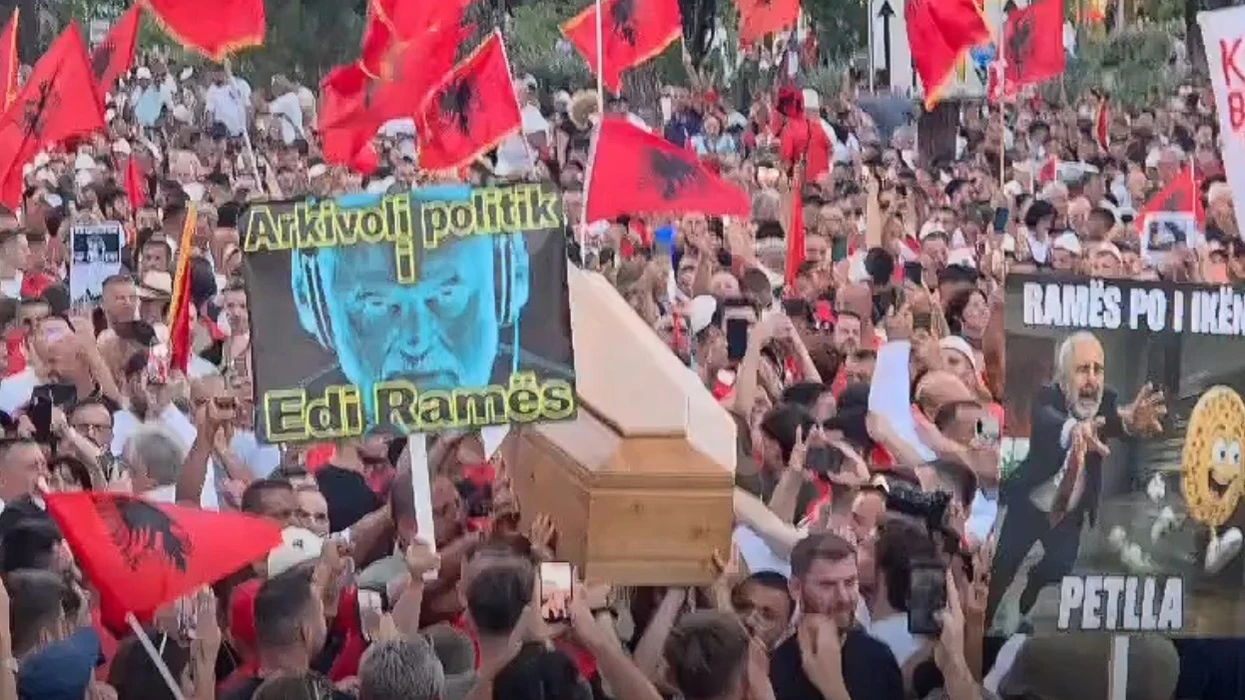 Protestuesit në Tiranë vendosin arkivolin simbolik me mbishkrimin “Arkivoli politik i Ramës” para Kryeministrisë.