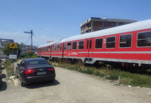 Telat e rrymës bllokojnë trenin në Klinë, qarkullimi ndërpritet për sigurinë