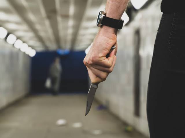 Sulm me thikë pranë “X-Bar” në Shtime, i dyshuari në arrati
