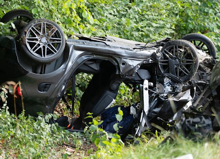 18-vjeçari shkakton aksident fatal në Hessen, ku dy vajzat e viktimës mbijetojnë me lëndime të rënda.