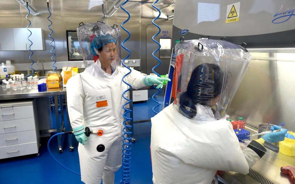 Shkencëtarët që hodhën poshtë teorinë e origjinës laboratorike të Covid-19 në publik, pranuan në biseda private se kjo mundësi nuk mund të përjashtohej.
