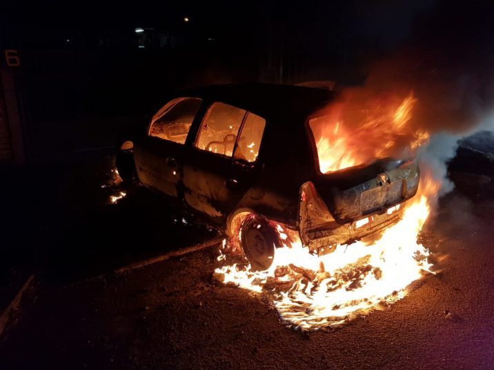 Zjarr misterioz në Prishtinë: Tri vetura dhe shtëpia në flakë, familja dyshon për “Molotov”
