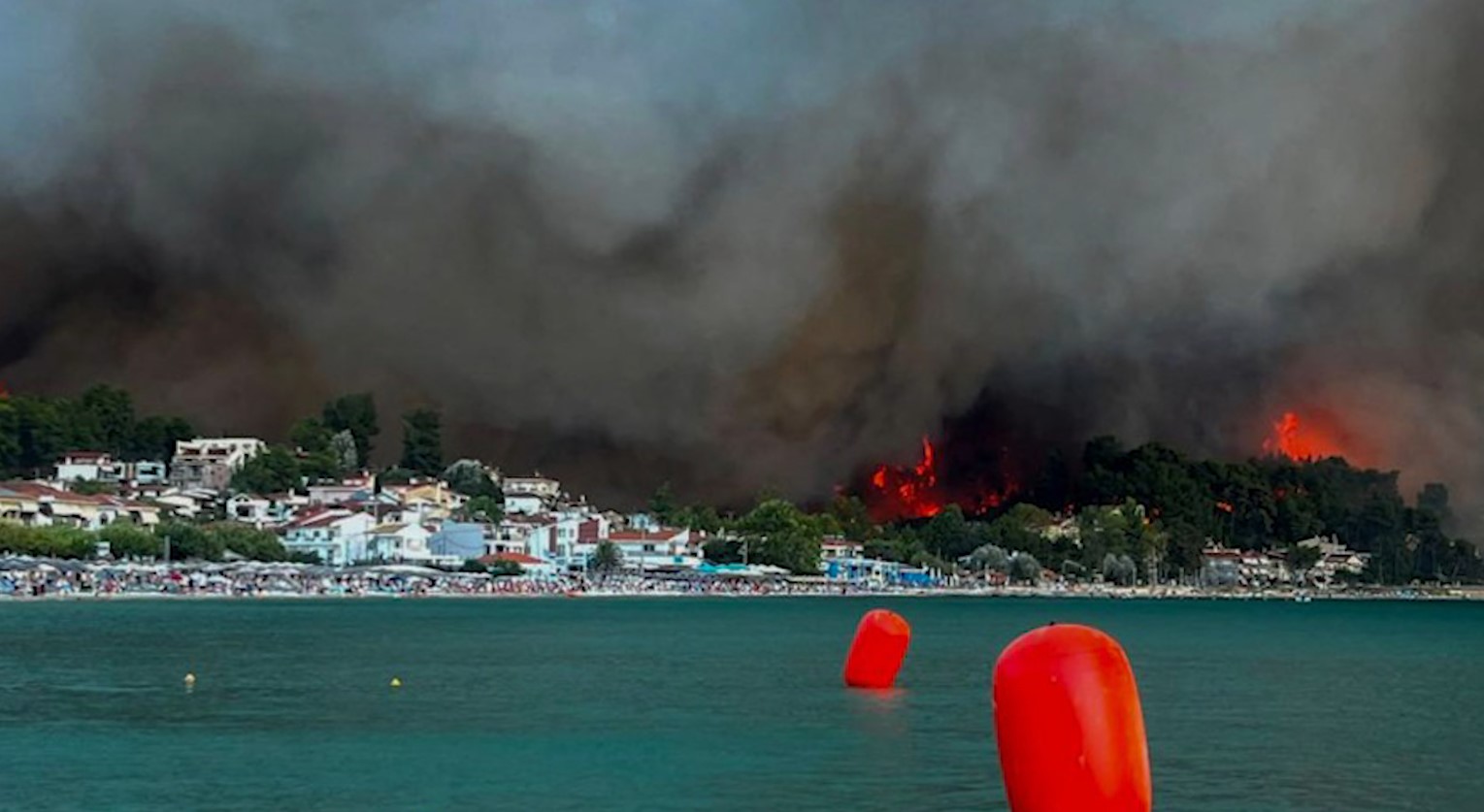 Flakët në Halkidiki dhe Evropa: Evakuime dramatike dhe përpjekje për shuarje