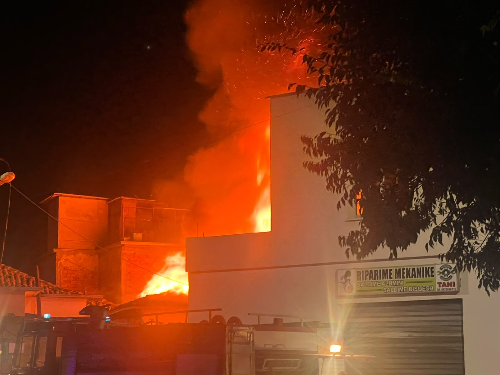 Banesa në Shkodër përfshihet nga flakët, zjarrfikësit në aksion për shuarjen e zjarrit