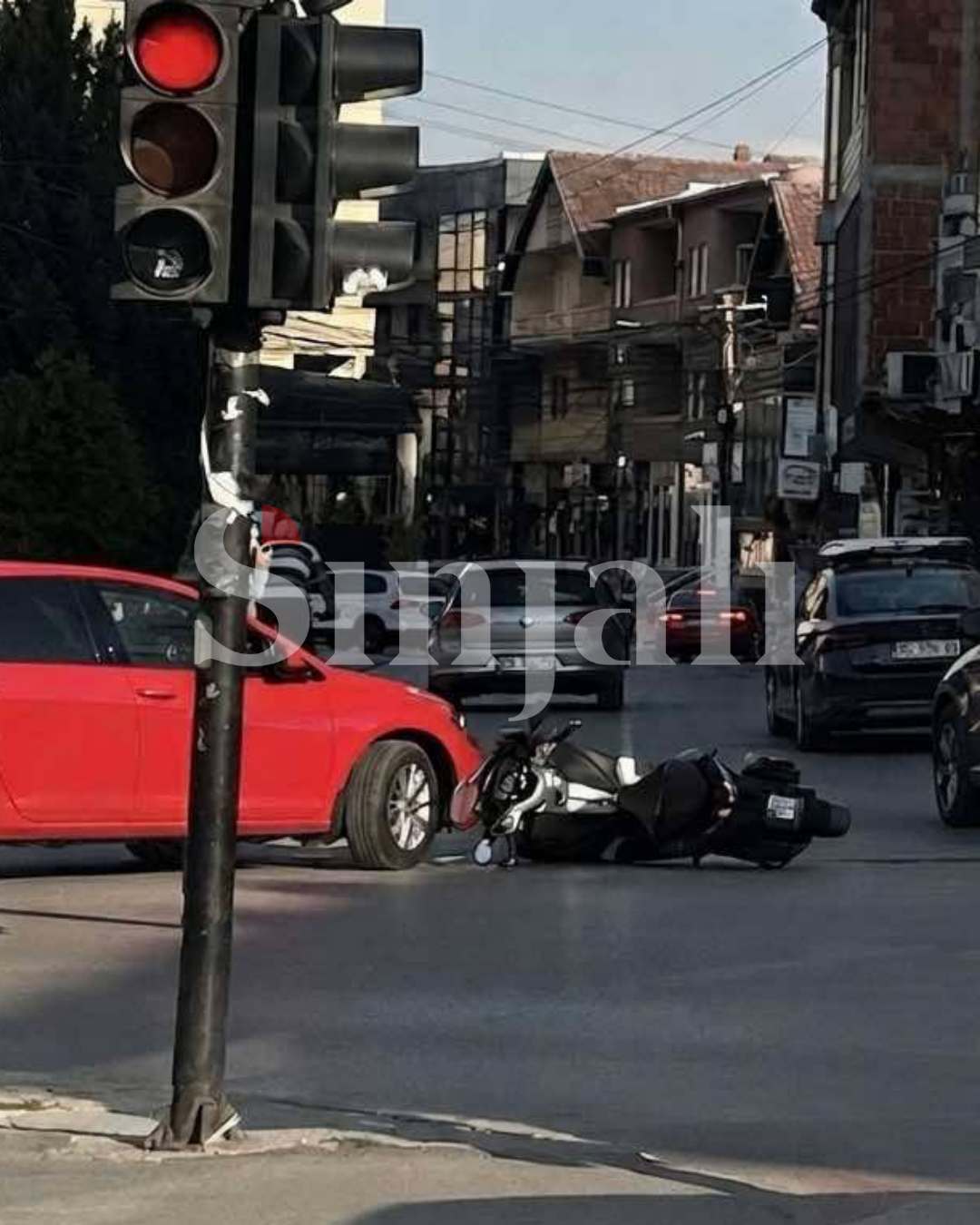 Përplasje në qendër të Gjilanit, motoçiklisti dëmtohet pas aksidentit me veturë