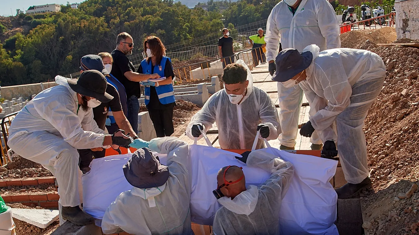 18 migrantë të paidentifikuar u varrosën në Ceuta me rite islame pas tragjedisë kufitare.