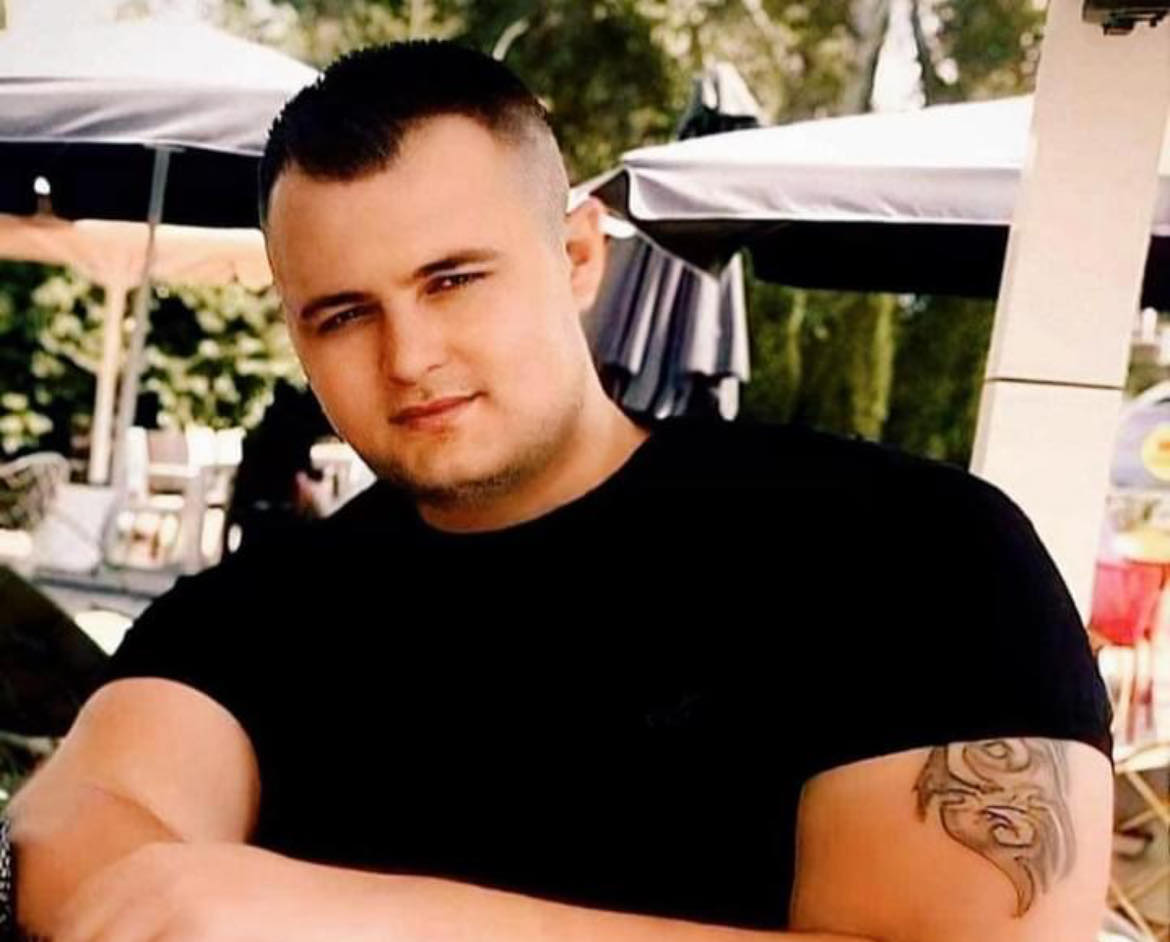 Egzon Reshani është sjellë në Gjykatën Themelore në Prishtinë për shqyrtimin fillestar lidhur me akuzat për kanosje ndaj kryeprokurorit Petrit Kryeziu dhe tre zyrtarëve policorë.
