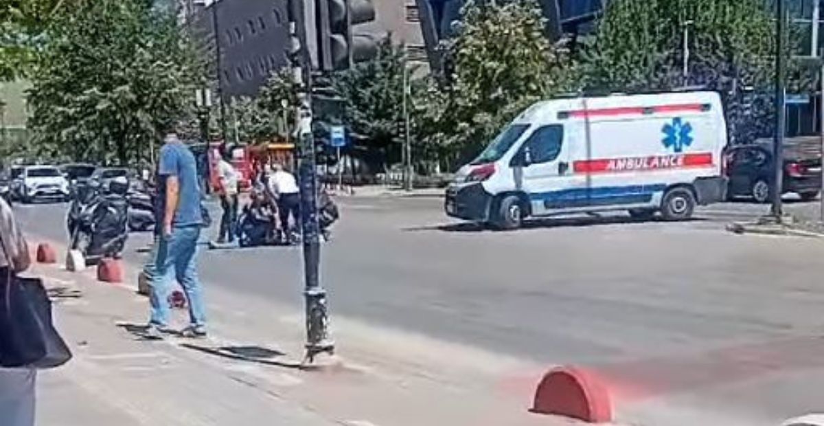 Përplasje në qendër të Prishtinës: Një i lënduar pas aksidentit me motoçikletë dhe veturë