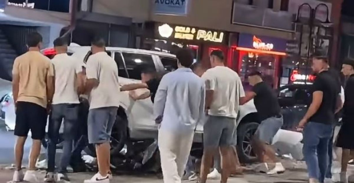 Vetaksident në Suharekë, vetura përfundon në shesh pas mesnate