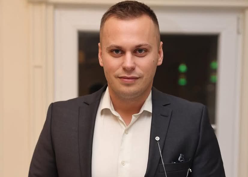 Blodin Karaxha, pronar i “BK Models”, është ndaluar për 48 orë dhe po hetohet për ngacmim seksual, manipulim me prova dhe armëmbajtje pa autorizim.