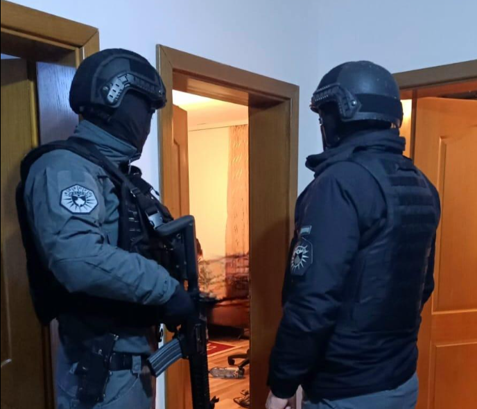 Arsenal i fshehur në Prishtinë: Sekuestrimi i armëve dhe arrestimi i 72-vjeçarit