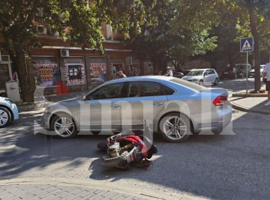 Çfarë ndodhi në aksidentin mes veturës dhe motoçikletës në qendër të Pejës?