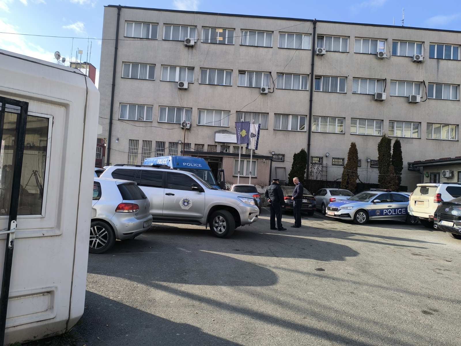 Ksantipa Byçi, 36-vjeçare, identifikohet si gruaja që prishi rendin në Prizren dhe dëmtoi inventarin në stacionin policor.