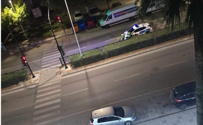 Porsche përplas të renë në vijat e bardha në Vlorë, shoferi largohet pa ndihmuar