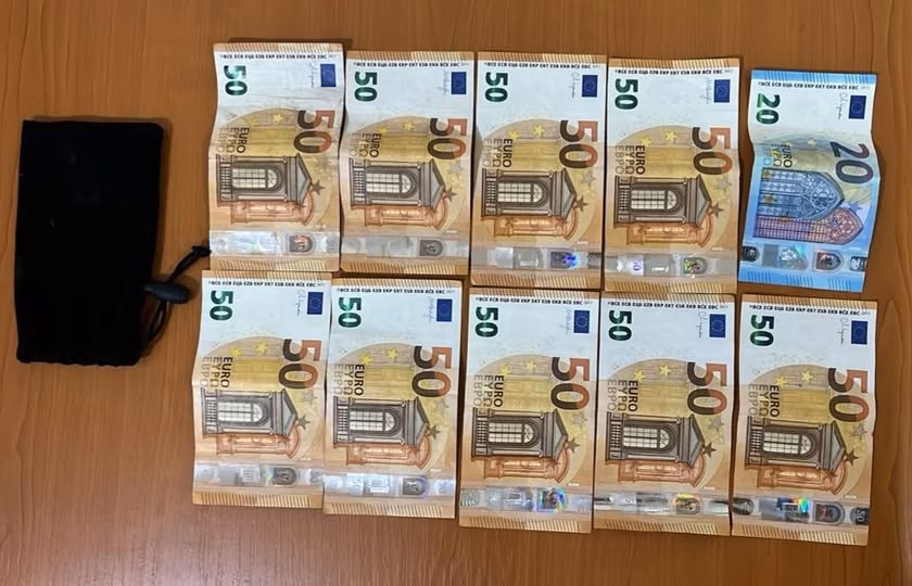 Pesë kartëmonedha nga 100 euro janë zbuluar të falsifikuara në aparatin e verifikimit në TEB Bank.