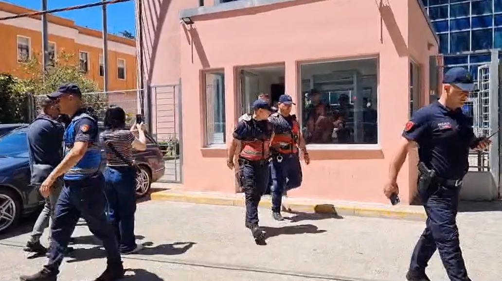 Përplasje fizike mes të akuzuarve në seancën për rastin Renis Dobra
