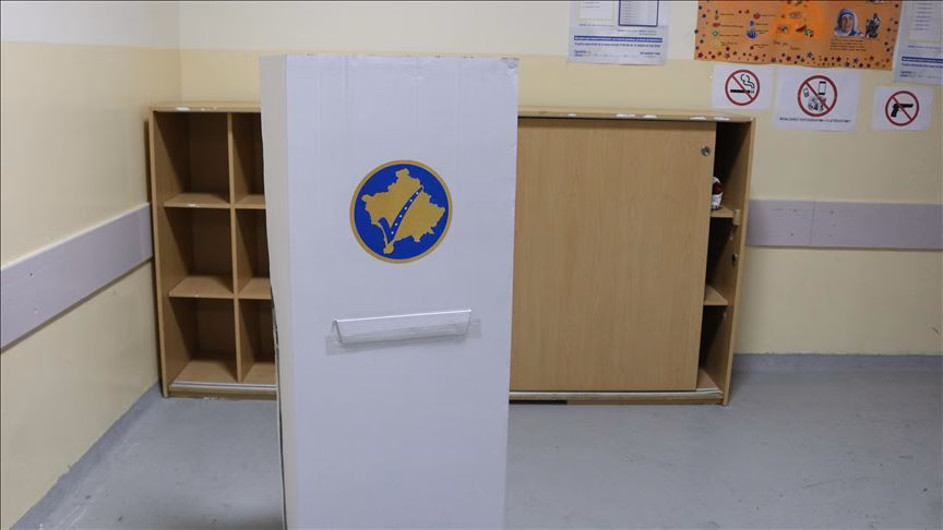 Dy çifte kapen duke votuar në të njëjtën kabinë në Mamushë