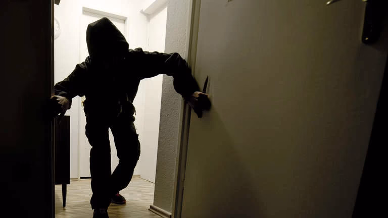 Vjedhje në Vushtrri: Arrestohet i dyshuari pas thyerjes së xhamit të lokalit
