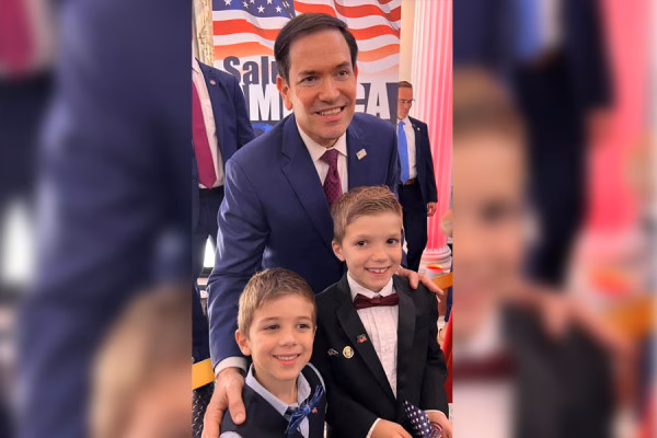 Marco Rubio dhe dy fëmijë kosovarë në festën e 250-vjetorit të Pavarësisë së SHBA-së