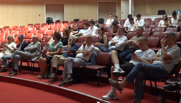 Studentët ndërkombëtarë sfidojnë ndotjen plastike në Prishtinë me ide inovative