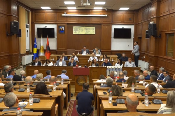 Prizreni nderon Adem Demaçin në 90-vjetorin e lindjes me çmim dhe libër të veçantë