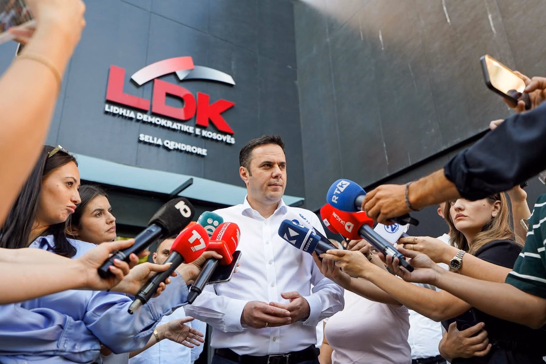 Lumir Abdixhiku i mbijeton shkarkimit me 167 vota pro dhe 152 kundër në Kuvendin e jashtëzakonshëm të LDK-së.