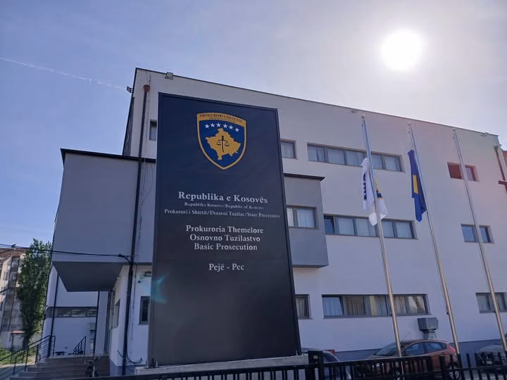 Mashtrim me transplant veshke në Pejë: Aktakuza ndaj dy personave për 134 mijë euro
