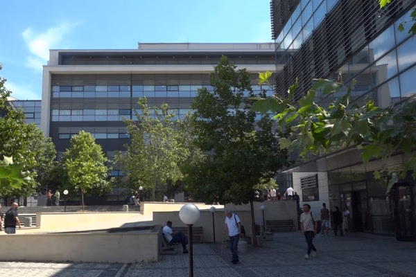 Temperaturat e larta pengojnë drejtësinë në Pallatin e Drejtësisë
