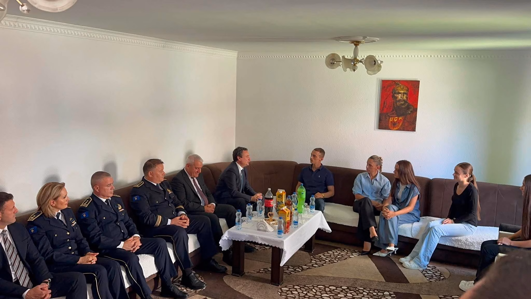 Albin Kurti dhe Xhelal Sveçla vizituan familjen e heroit të Kosovës, Enver Zymberi, në 15-vjetorin e aksionit të ROSU-së.