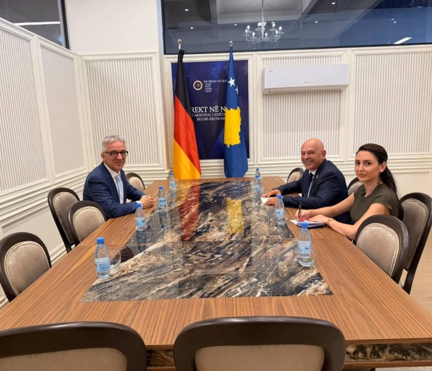 Takimi i rëndësishëm mes Ardian Gjinit dhe ambasadorit gjerman për zhvillimet në Kosovë