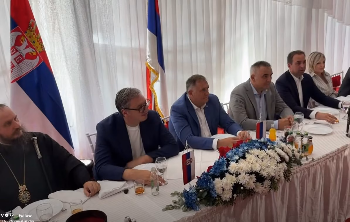 Festë me këngë nacionaliste ndërsa në Kosovë zbulohen varreza masive