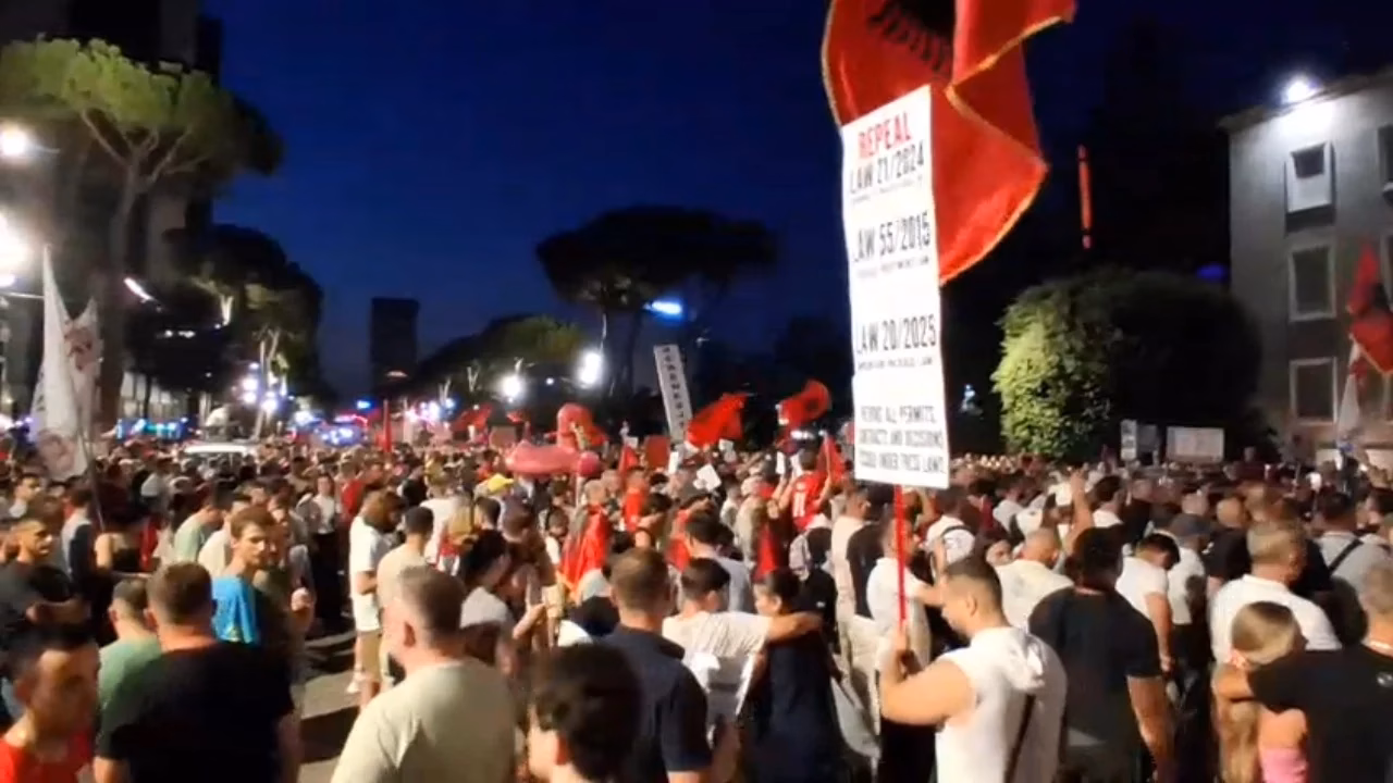 Protesta e 67-të në Tiranë: Qytetarët kundër investimeve dhe klasës politike