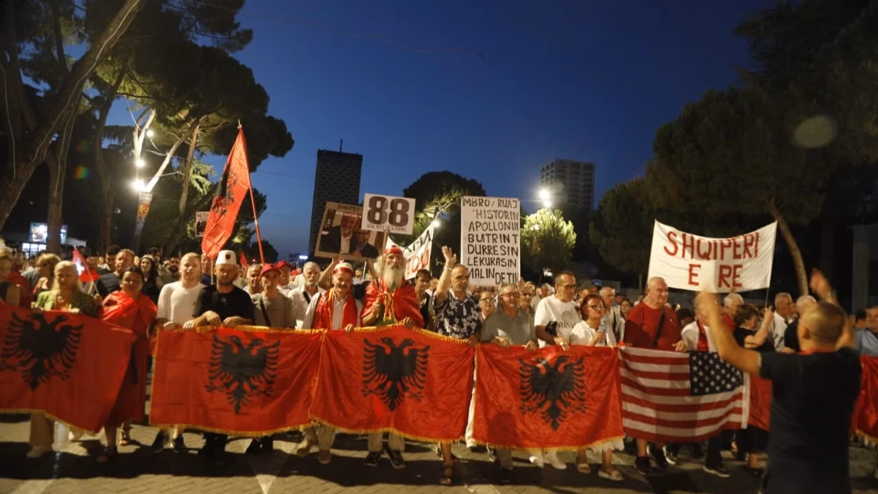 Protesta e 88-të në Tiranë: Qytetarët nuk ndalen, kërkojnë dorëheqjen e Ramës