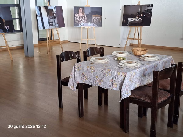 Në Gjenevë është hapur ekspozita artistike “Ende duke pritur?” e Artan Korenicës në nderim të Ditës Ndërkombëtare të Personave të Zhdukur.