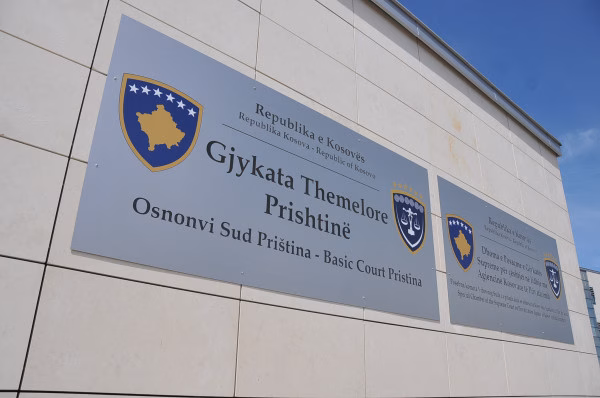 Dy serbë pranojnë fajësinë për barrikadat në veri, vendimi i gjykatës afër