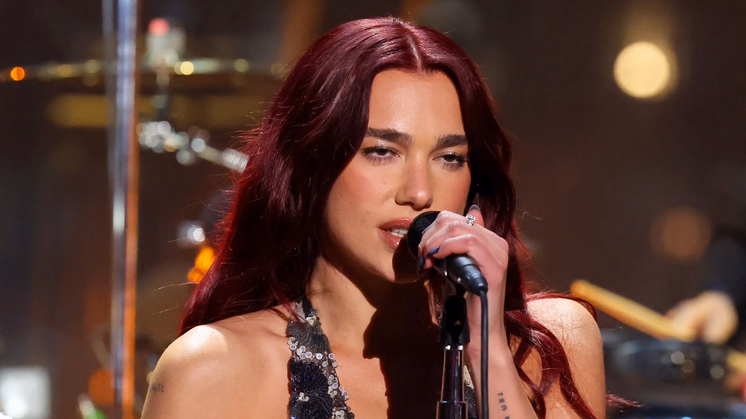 Dua Lipa është në negociata të avancuara për të bashkëprezentuar Festivalin e Sanremos 2027 me Stefano De Martinon.