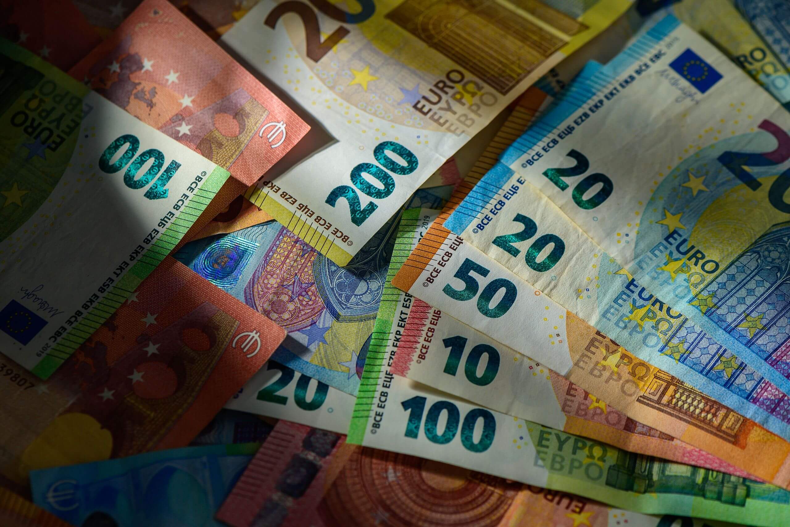 Dyshimi për para falso në bankën e Prizrenit ndez hetimet