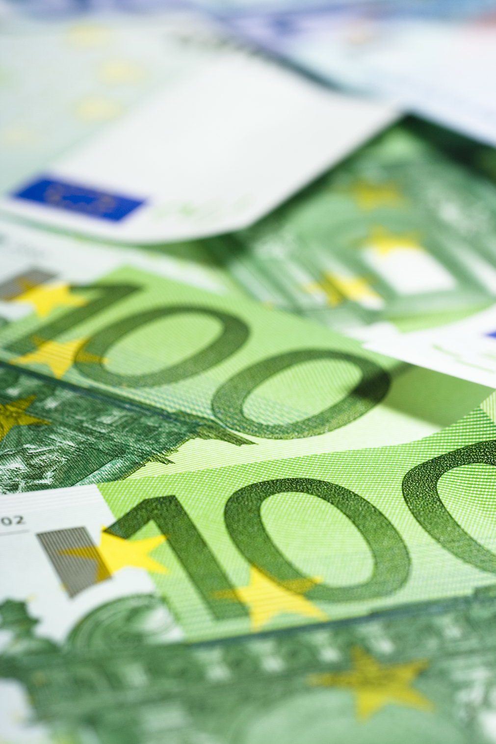 Shtesat prej 100 eurosh në prag zgjedhjesh: Ndihmë apo blerje vote?