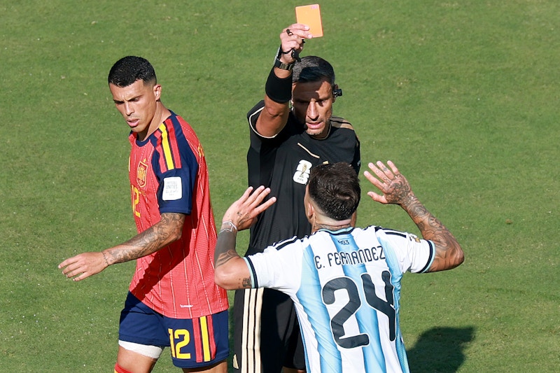 Argjentina mbetet me 10 lojtarë pas kartonit të kuq për Enzo Fernandez në minutën 90+4 të finales së Kupës së Botës.