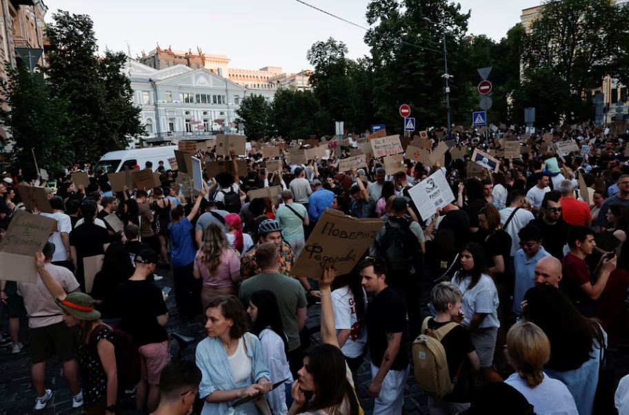 Vijojnë protestat në Ukrainë për të dytën ditë me kërkesë rikthimi të ministrit të Mbrojtjes Mykhailo Fedorov dhe shkarkimin e komandantit Oleksandr Syrskyi.