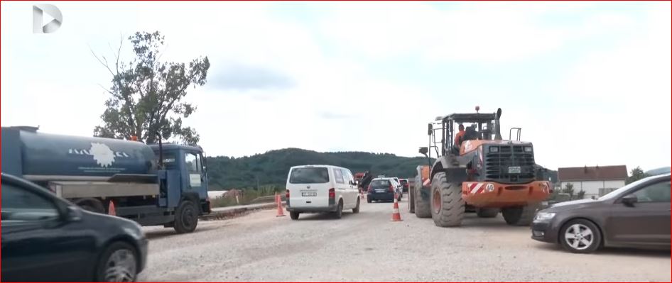 Banorët e Lluzhanit ndaluan përkohësisht punimet në ndërtimin e urës dhe ndërprenë qarkullimin në protestë për rrethrrotullim.