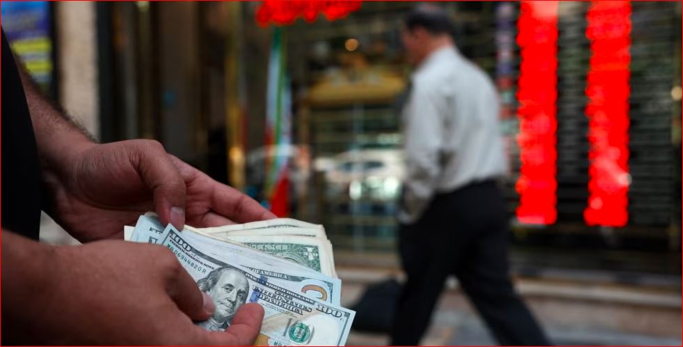 Rënia e monedhës iraniane dhe sanksionet e reja amerikane që tronditin ekonominë e Teheranit
