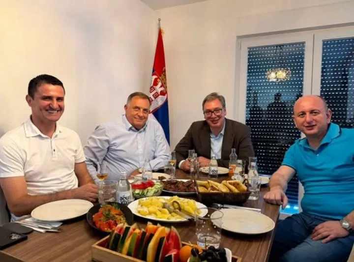 Vuçiq bashkon aleatët pro-rusë në shtëpinë e tij për të forcuar “botën serbe”