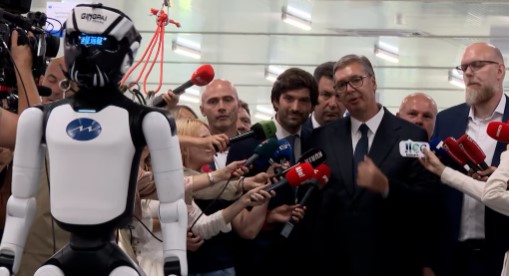 Serbia do të përdorë robotët ushtarakë kinezë në ushtri brenda 15 ditësh, njoftoi presidenti Vuçiq në hapjen e fabrikës në Shabac.